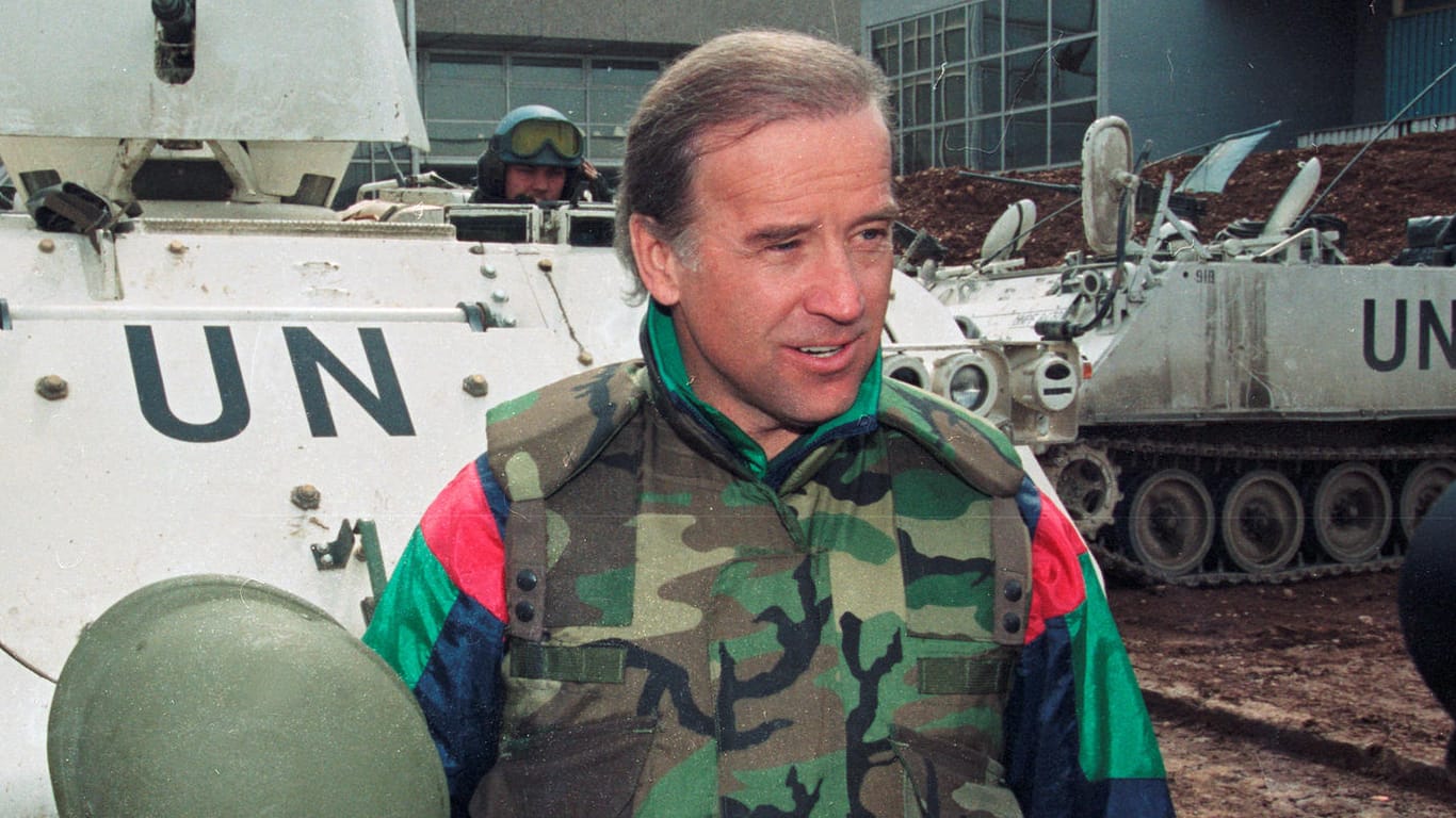 Joe Biden im Jahr 1993 als Teil einer Delegation des US-Senats in Sarajevo: In dieses Jahr fällt der Vorwurf der sexuellen Belästigung seiner Mitarbeiterin.