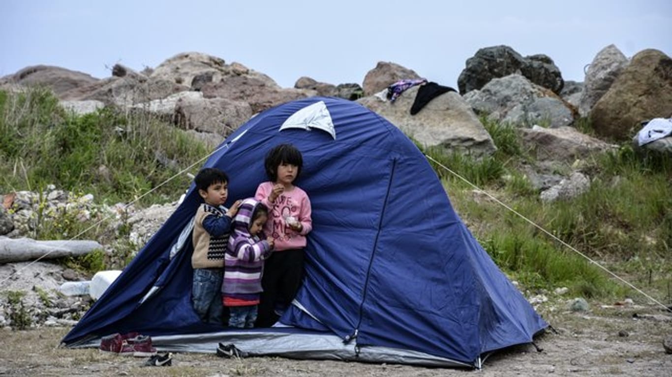 Kinder vor einem Zelt im Dorf Petra auf der nordöstlichen Ägäisinsel Lesbos.