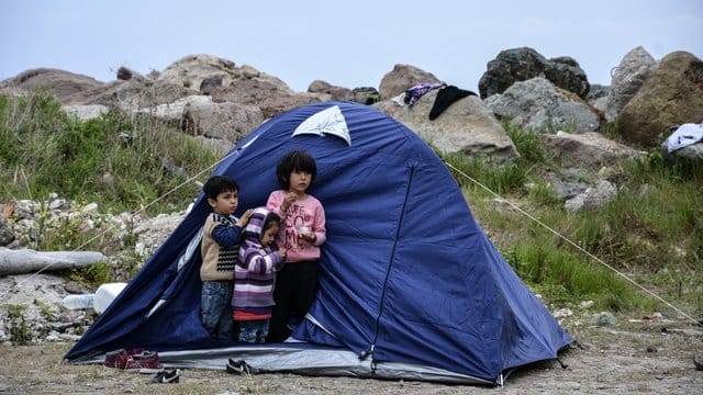 Kinder vor einem Zelt im Dorf Petra auf der nordöstlichen Ägäisinsel Lesbos. Kinder vor einem Zelt im Dorf Petra auf der nordöstlichen Ägäisinsel Lesbos.
