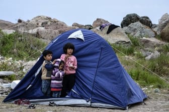 Kinder vor einem Zelt im Dorf Petra auf der nordöstlichen Ägäisinsel Lesbos.