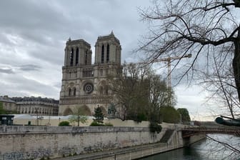 Ein Kran steht vor der Kathedrale Notre-Dame.