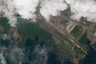 Die Satellitenaufnahme zeigt einen Blick auf Rauchwolken eines Waldbrands in der Sperrzone um das stillgelegte Atomkraftwerk Tschernobyl.