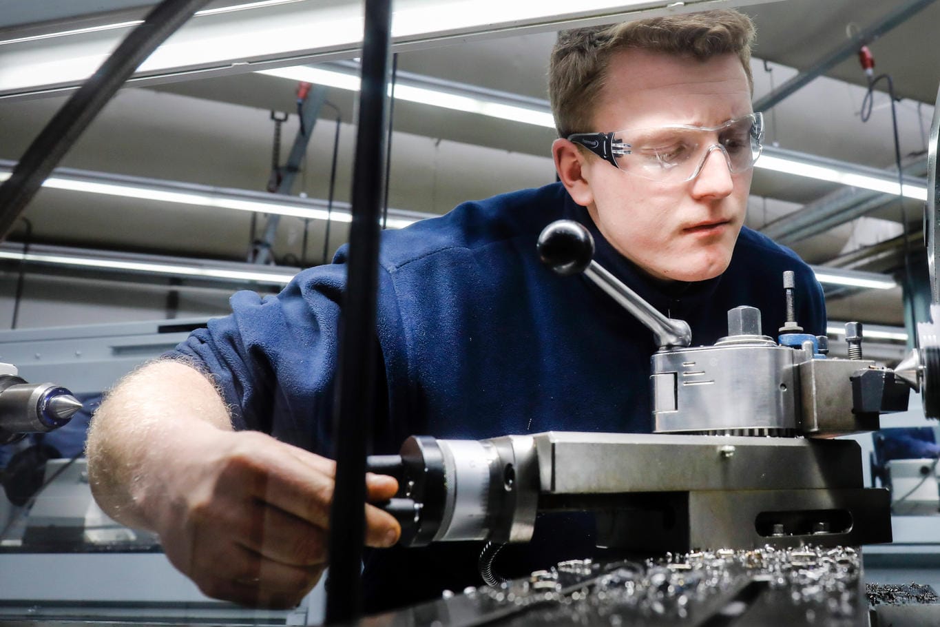 Ein Azubi an einer Werkzeugmaschine: Rund 725.000 Unternehmen haben Kurzarbeit angezeigt. Ein Azubi an einer Werkzeugmaschine: Rund 725.000 Unternehmen haben Kurzarbeit angezeigt.