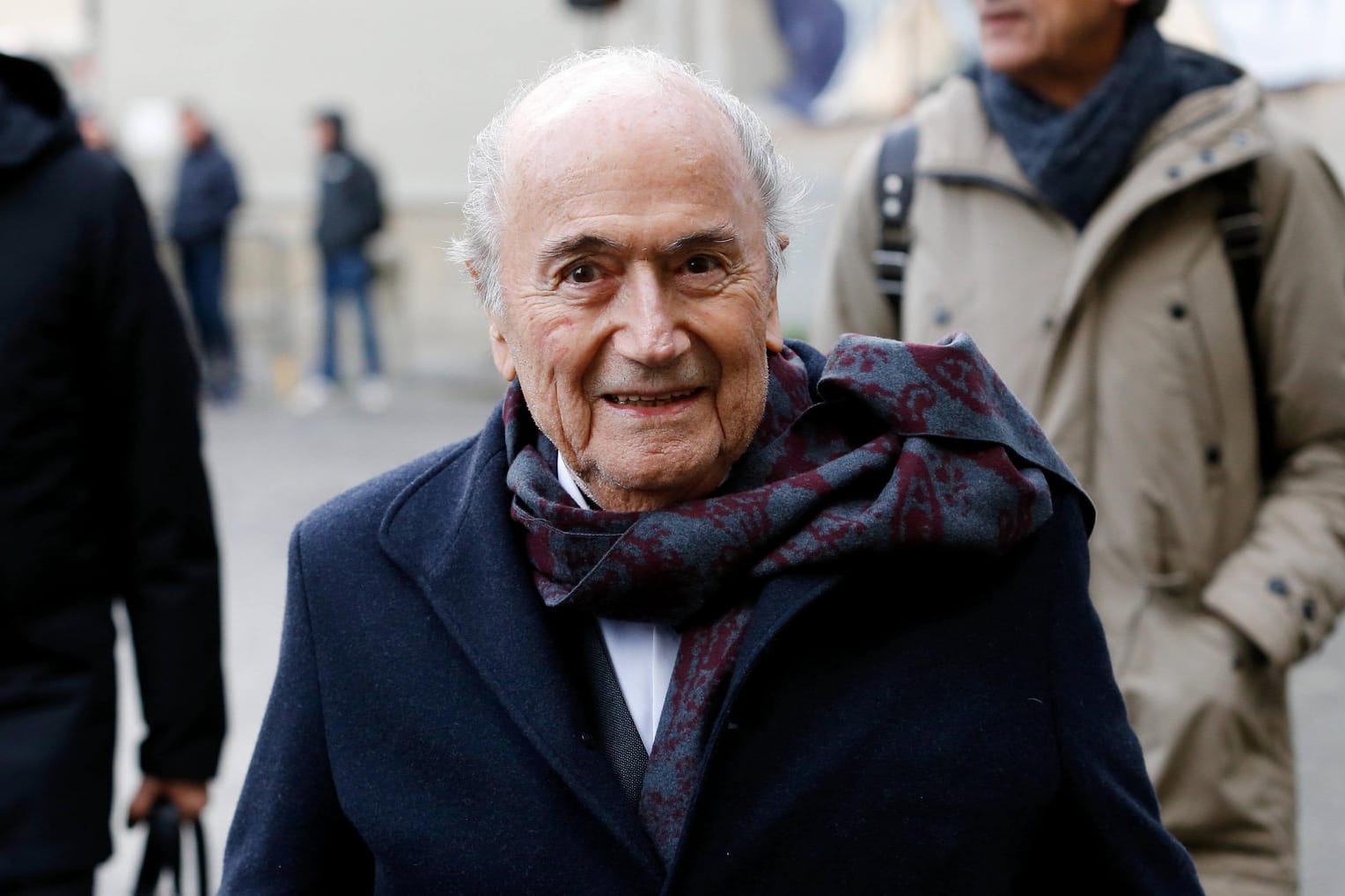 Sepp Blatter: Der Ex-Fifa-Boss spricht sich für eine WM-Verlegung in die USA aus.