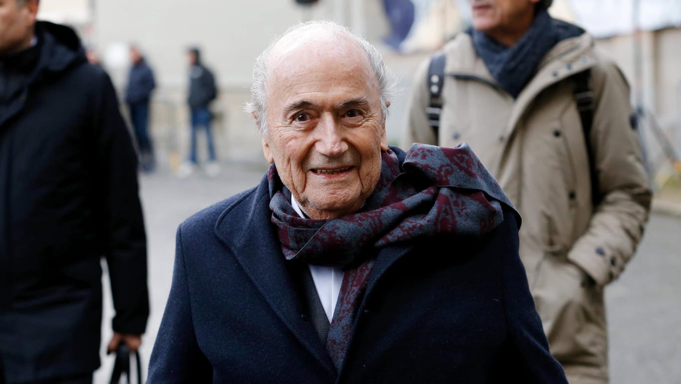 Sepp Blatter: Der Ex-Fifa-Boss spricht sich für eine WM-Verlegung in die USA aus.