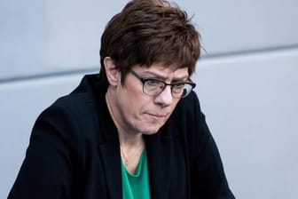 CDU-Chefin Annegret Kramp-Karrenbauer im Bundestag (Archivfoto): Die Union stagniert in den Zustimmungswerten derzeit – allerdings auf hohem Niveau.