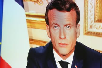 Frankreichs Präsident Emmanuel Macron bei einer Fernsehansprache: Der Politiker fordert, den ärmeren Staaten Afrikas die Schulden zu erlassen.