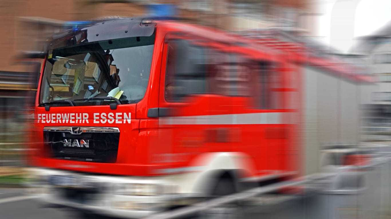 Die Feuerwehr Essen im Einsatz: In Altendorf hat ein Mann in Flammen gestanden, er schwebt in Lebensgefahr.