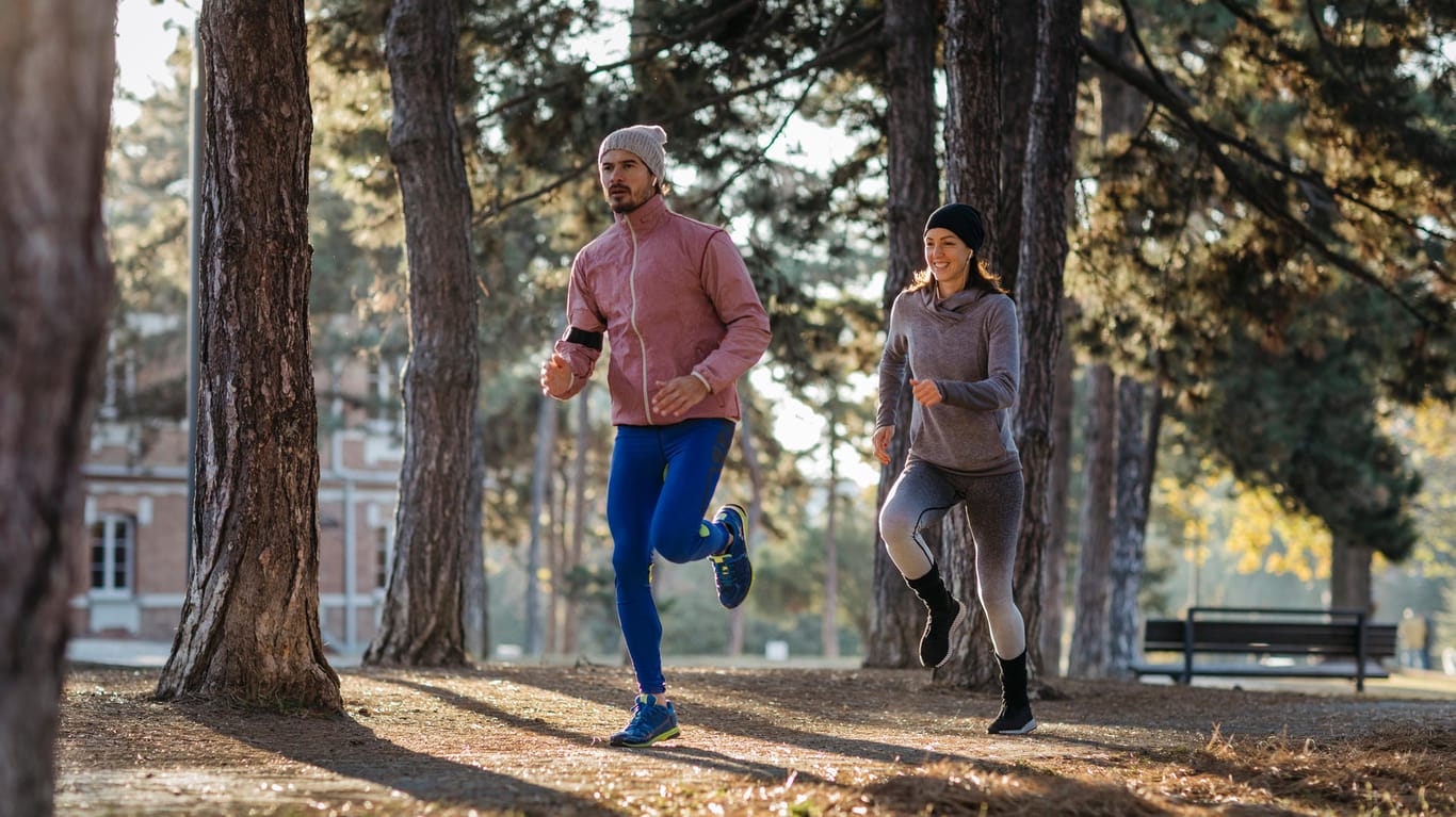 Sport zu zweit: Paare sollten wiederkehrende feste Termine vereinbaren, an denen sie gemeinsam trainieren wollen.