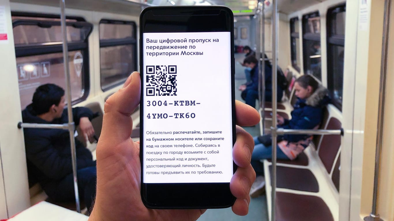 Ein Mann zeigt in der Moskauer Metro auf einem Smartphone einen elektronischen Passierschein, der seit Mittwoch Pflicht ist, wenn man sich in der Öffentlichkeit bewegen möchte.