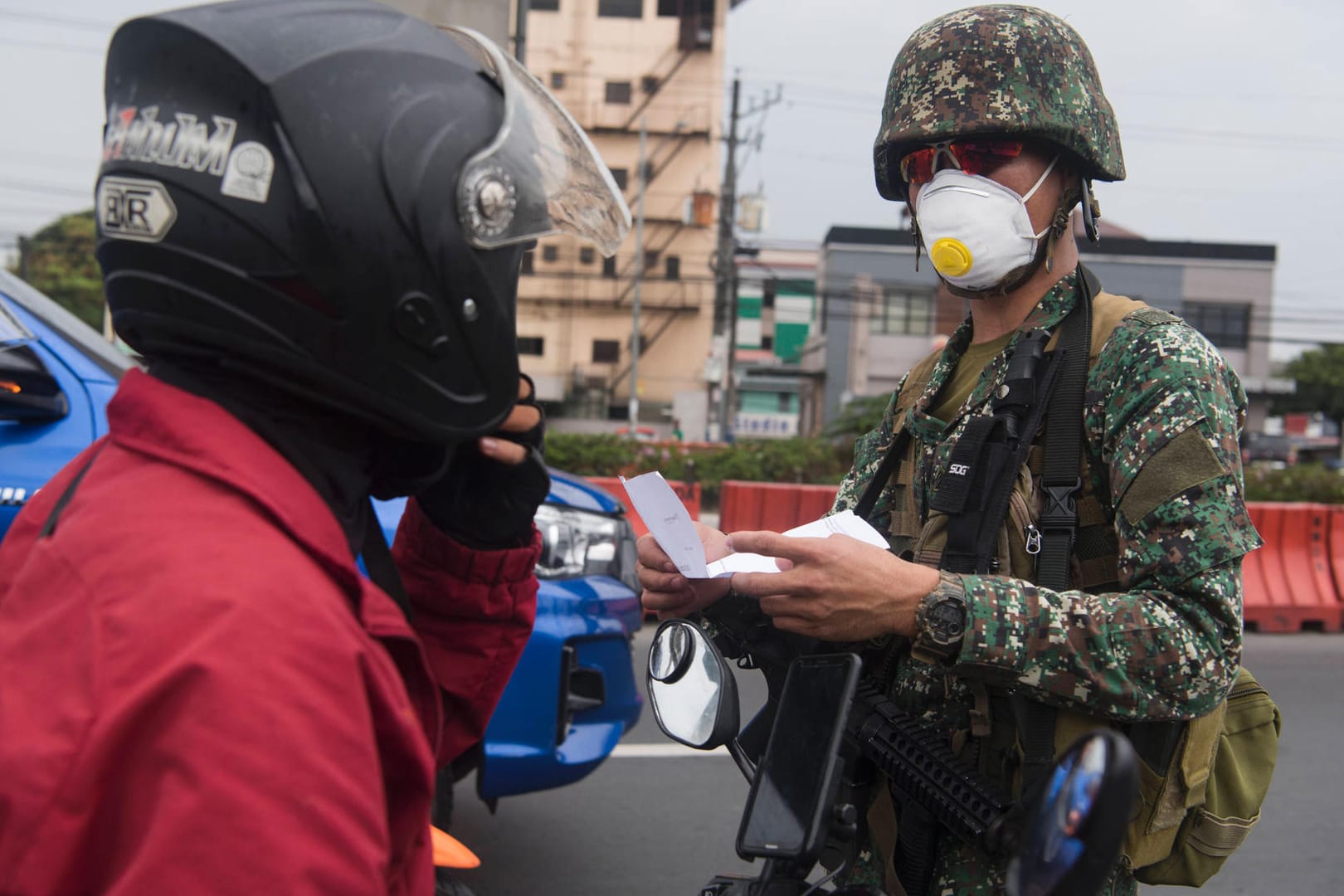 Ein Militär kontrolliert in der philippinischen Hauptstadt Manila einen Motorradfahrer: Die Regierungschefs in Südostasien bauen in der Corona-Krise ihre Macht aus.