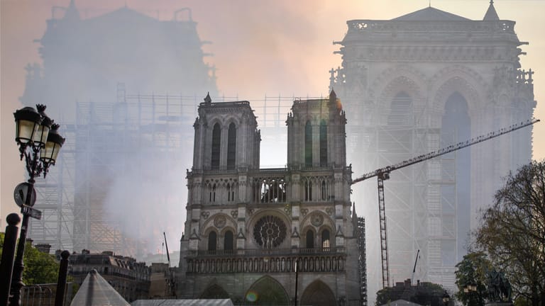 Drama um Wahrzeichen: Der Wiederaufbau von Notre-Dame stockt, doch ein Künstler macht die Kirche neu erlebbar.