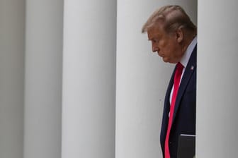 US-Präsident Donald Trump im Rosengarten des Weißen Hauses: Laut der "Washington Post" hat das US-Finanzministerium angeordnet, den Namen von Trump auf Notschecks für Millionen von Amerikanern drucken zu lassen.