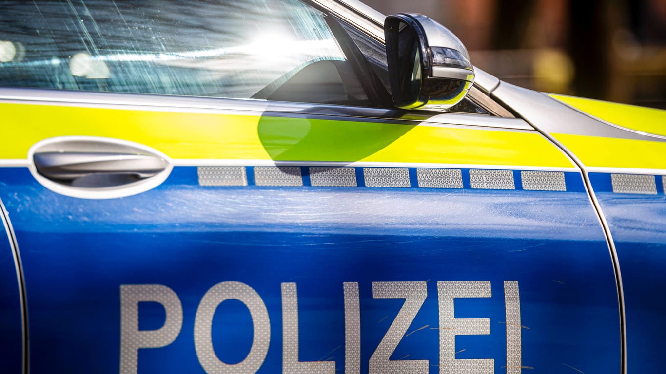 Ein Polizeifahrzeug (Symbolbild): In Wolfsburg haben unbekannte Diebe große Mengen Diesel abgezapft.