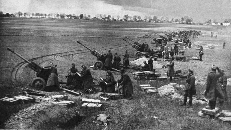 Kriegsjahr 1945: Sowjetische Artillerie während der Schlacht um die Seelower Höhen.