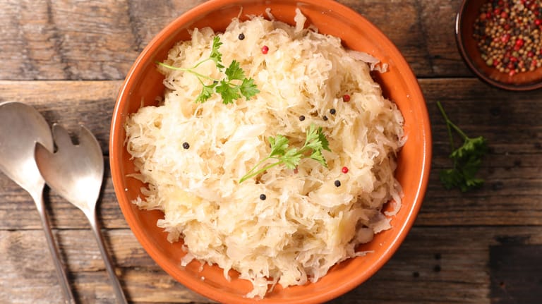 Sauerkraut: Viele kennen das Gemüse als Beilage zu einem üppigen Essen mit Kasseler, Eisbein oder Bratwurst.