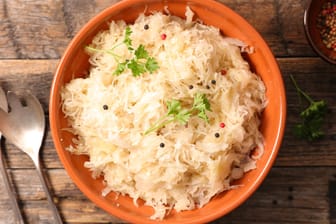 Sauerkraut: Viele kennen das Gemüse als Beilage zu einem üppigen Essen mit Kasseler, Eisbein oder Bratwurst.