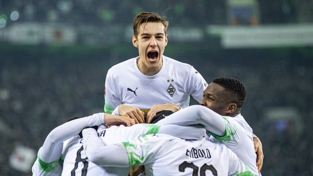 Gladbachs Florian Neuhaus (M) traut seinem Team die Meisterschaft zu. Gladbachs Florian Neuhaus (M) traut seinem Team die Meisterschaft zu.