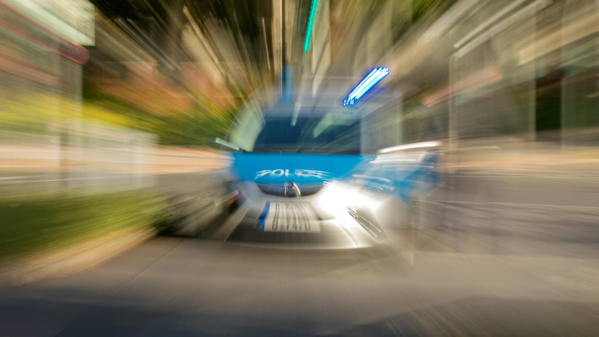 Einsatzfahrzeug der Berliner Polizei: Eine Verfolgungsjagd in der Hauptstadt endete mit einem Crash. Einsatzfahrzeug der Berliner Polizei: Eine Verfolgungsjagd in der Hauptstadt endete mit einem Crash.