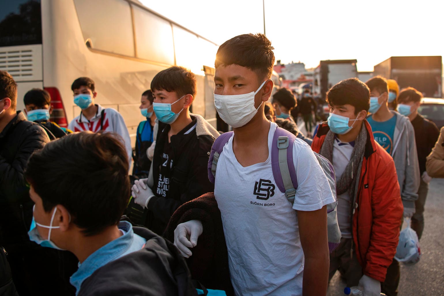 Athen: Eine Gruppe unbegleiteter Kinder aus überfüllten griechischen Flüchtlingslagern tragen Schutzmasken, während sie mit einer Fähre im Hafen von Piräus ankommen. Sie reisen weiter nach Luxemburg.