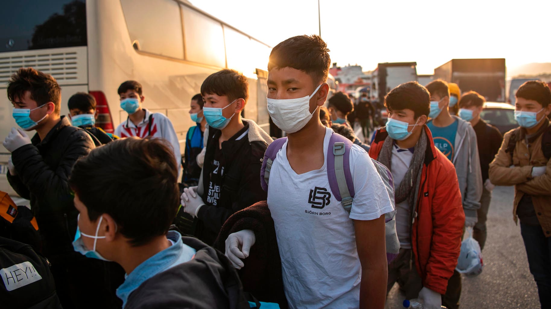 Athen: Eine Gruppe unbegleiteter Kinder aus überfüllten griechischen Flüchtlingslagern tragen Schutzmasken, während sie mit einer Fähre im Hafen von Piräus ankommen. Sie reisen weiter nach Luxemburg.