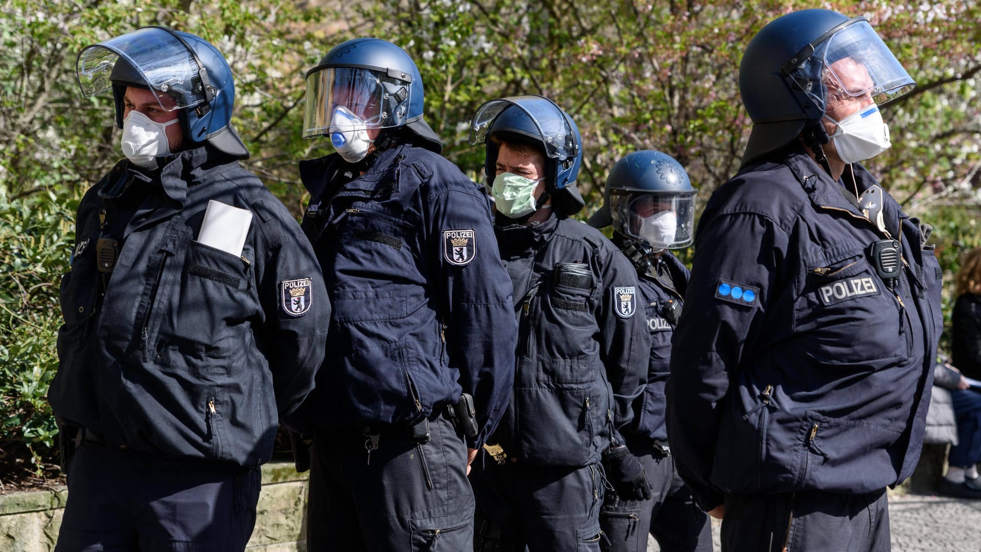 Einsatzkräfte der Berliner Polizei (Symbolbild): In Mariendorf sind rund 30 Personen in Streit geraten.