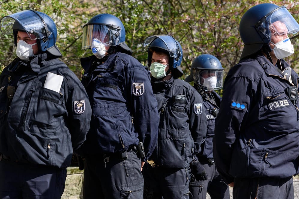 Einsatzkräfte der Berliner Polizei (Symbolbild): In Mariendorf sind rund 30 Personen in Streit geraten.