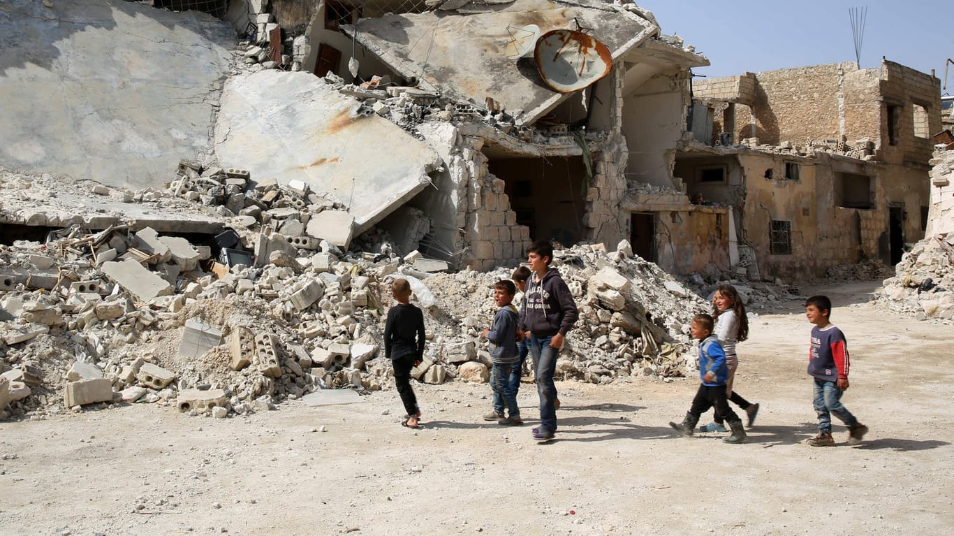 Kinder spielen Anfang März vor einem zerstörten Haus in Aleppo, Syrien: Vier von fünf Veto-Mächten sind für eine globale Waffenruhe.