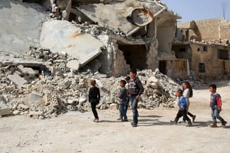 Kinder spielen Anfang März vor einem zerstörten Haus in Aleppo, Syrien: Vier von fünf Veto-Mächten sind für eine globale Waffenruhe.