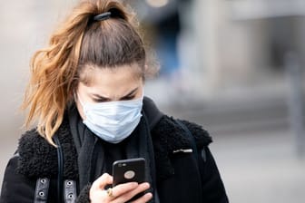 Eine Frau mit Mundschutz: Die Bundesregierung setzt große Hoffnungen in eine App zur Nachverfolgung von Corona-Infektionsketten, die aktuell in Berlin getestet wird.