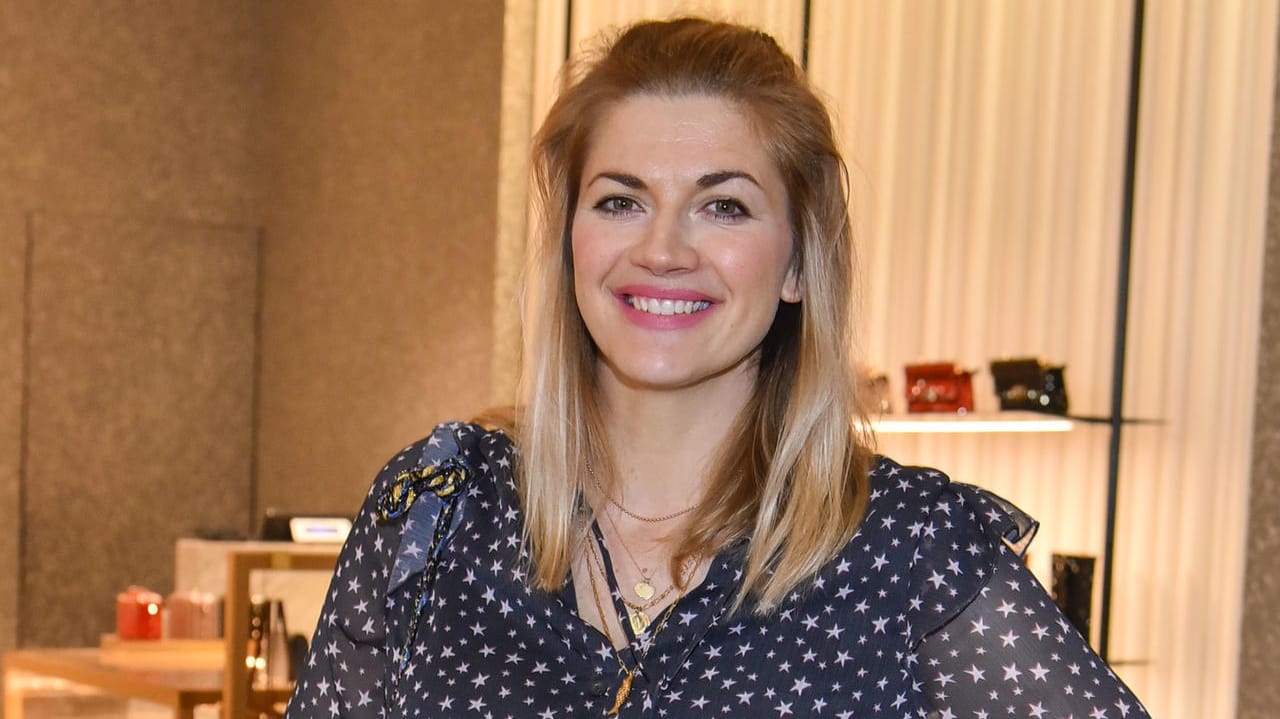 Nina Bott: Die Schauspielerin und Moderatorin wurde durch ihre Rolle als Cora bei GZSZ bekannt. Nina Bott: Die Schauspielerin und Moderatorin wurde durch ihre Rolle als Cora bei GZSZ bekannt.