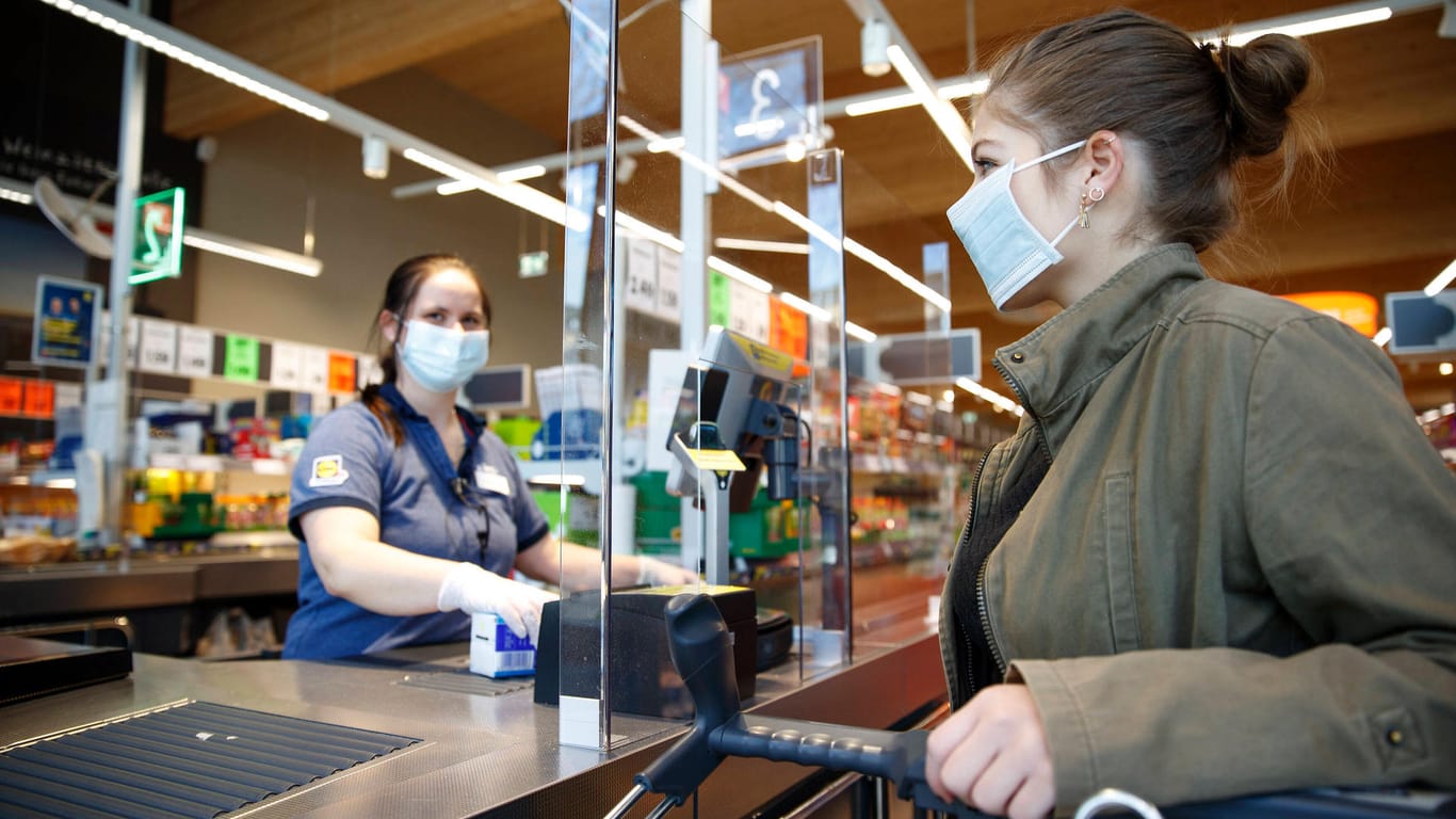 Eine Kundin an einer Supermarktkasse (Symbolbild): Im Saarland werden Kunden nun per Wärmekamera vor dem Betreten gescannt.