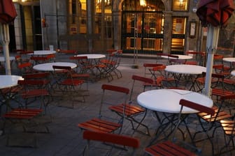 Leere Tische und Stühle vor einem Brauhaus in Köln.