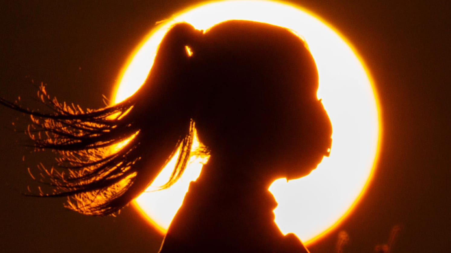 Beirut im Libanon: Ein Mädchen trägt aufgrund des Coronavirus einen Mundschutz und geht bei Sonnenuntergang an der Mittelmeerküste entlang. Beirut im Libanon: Ein Mädchen trägt aufgrund des Coronavirus einen Mundschutz und geht bei Sonnenuntergang an der Mittelmeerküste entlang.