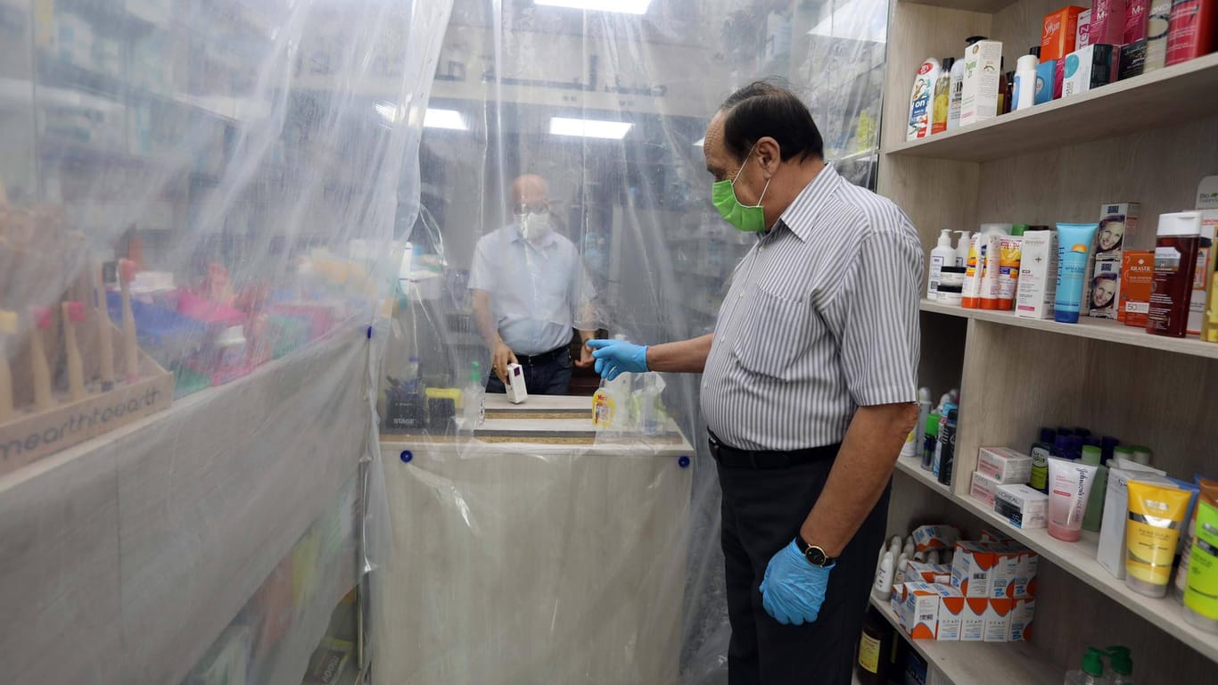 Eine Apotheke in Bagdad: Plastikfolien sollen das Infektionsrisiko verhindern.