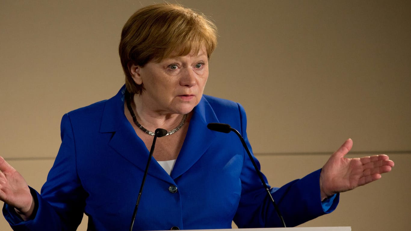 "Die Getriebenen": Angela Merkel (Imogen Kogge) hält ihre Rede, während Kotsch hinter der Bühne steht.