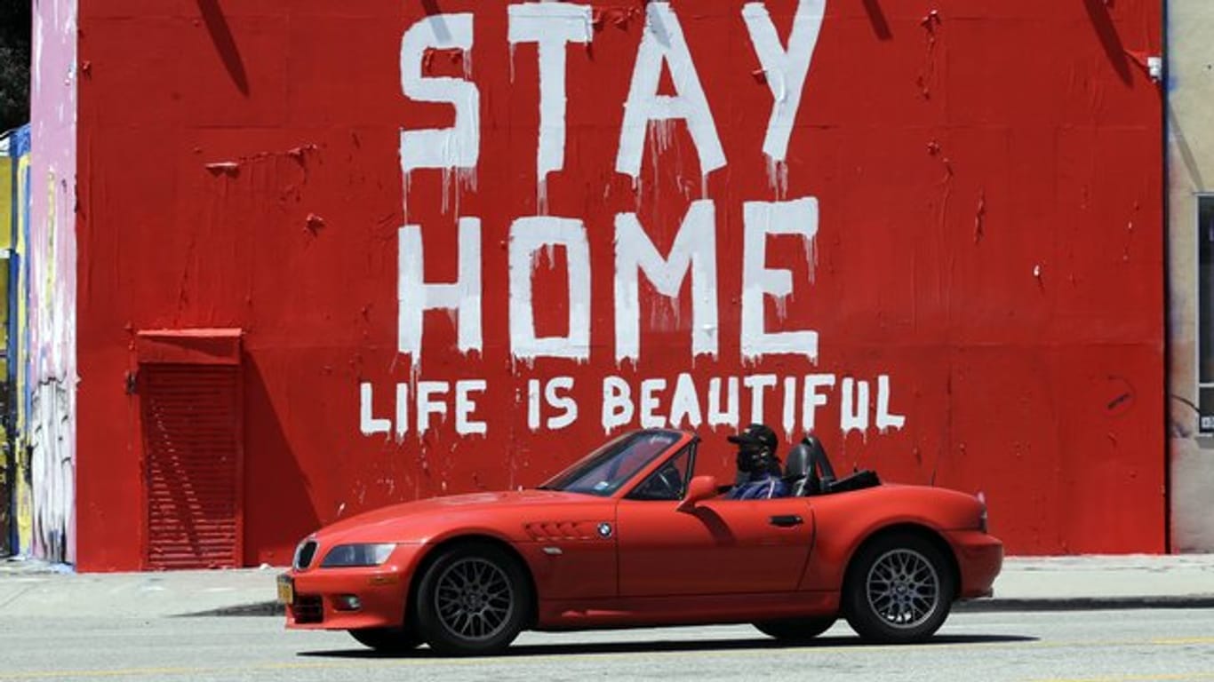 "Bleib zu Hause, das Leben ist schön" steht auf einer Wand in Los Angeles geschrieben.
