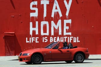 "Bleib zu Hause, das Leben ist schön" steht auf einer Wand in Los Angeles geschrieben.