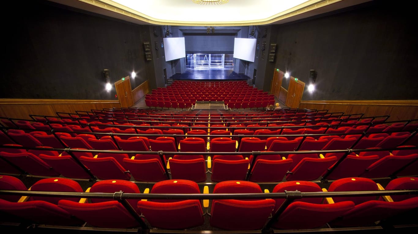 Ein leerer Theatersaal in Berlin: Großveranstaltungen bleiben bis 31. August untersagt. Konkrete Regelungen obliegen den Ländern.