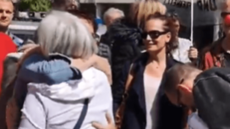 Umarmungen am laufenden Band: Nach einer kurzen Ansprache schloss Beate Bahner vor dem Polizeigebäude Dutzende Unterstützer einzeln in die Arme. Die Polizei schritt nicht ein.