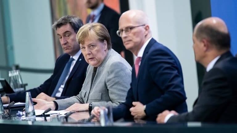 Coronavirus-Pk mit Markus Söder (l-r), Angela Merkel, Peter Tschentscher und Olaf Scholz (nicht im Bild) im Bundeskanzleramt.