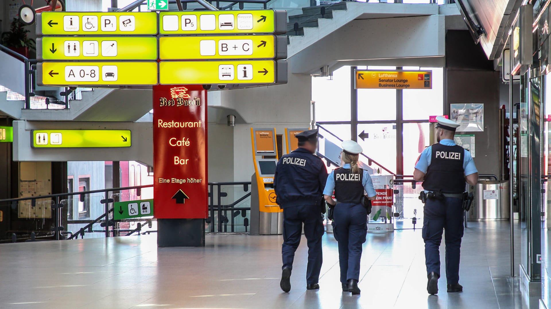 Polizisten patrouillieren im Flughafen Tegel in Berlin: Die Kontakteinschränkungen in Deutschland werden aufrechterhalten.