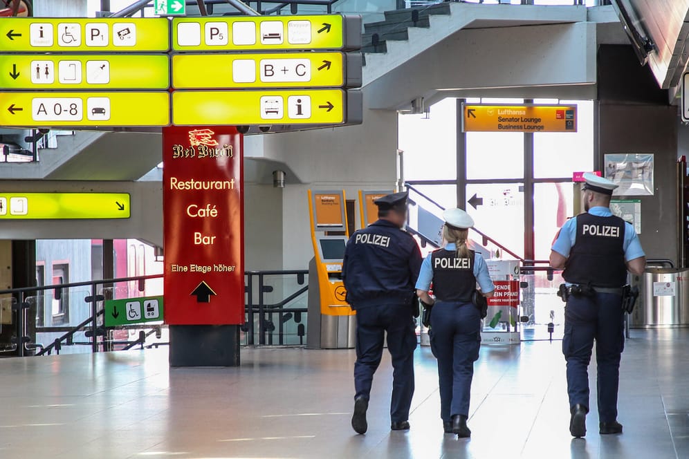 Polizisten patrouillieren im Flughafen Tegel in Berlin: Die Kontakteinschränkungen in Deutschland werden aufrechterhalten.