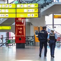 Polizisten patrouillieren im Flughafen Tegel in Berlin: Die Kontakteinschränkungen in Deutschland werden aufrechterhalten.