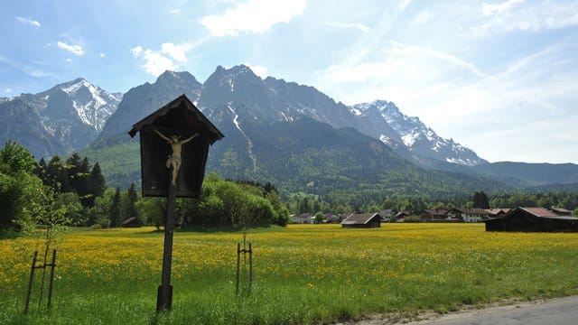 Eine Wiese mit dem Wettersteingebirge, einer Gebirgsgruppe der Nördlichen Kalkalpen in den Ostalpen. Eine Wiese mit dem Wettersteingebirge, einer Gebirgsgruppe der Nördlichen Kalkalpen in den Ostalpen.