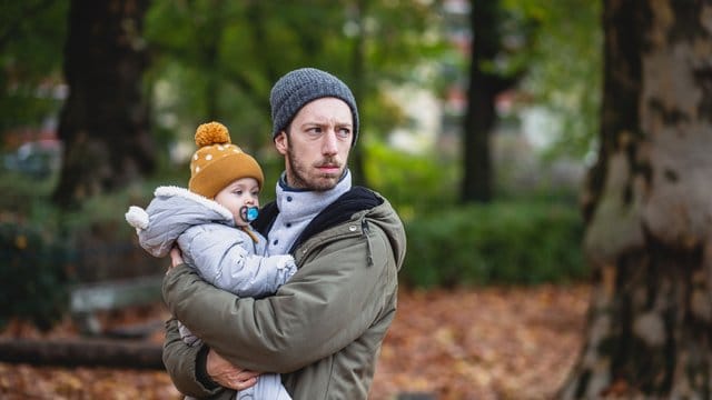 Der Schauspieler Max Mauff als alleinerziehender Vater.