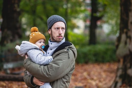 Der Schauspieler Max Mauff als alleinerziehender Vater.