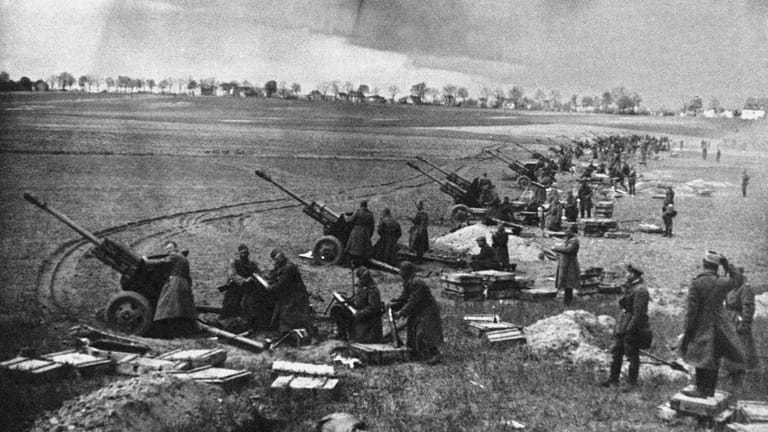 Sowjetische Artillerie während der Schlacht um die Seelower Höhen.