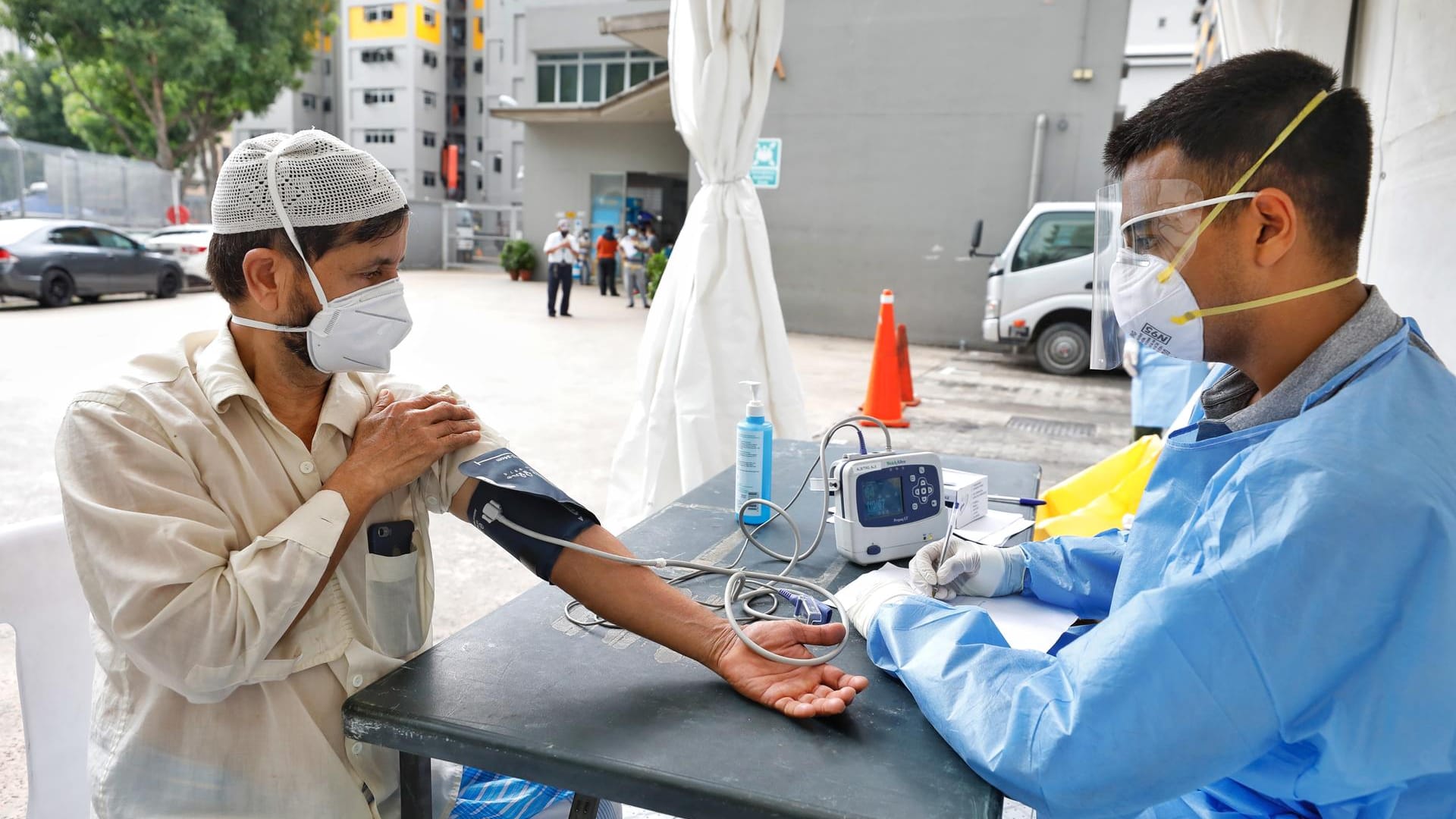 In Singapur gibt es auch in Wohnvierteln Gesundheitskontrollen mit Ärzten.