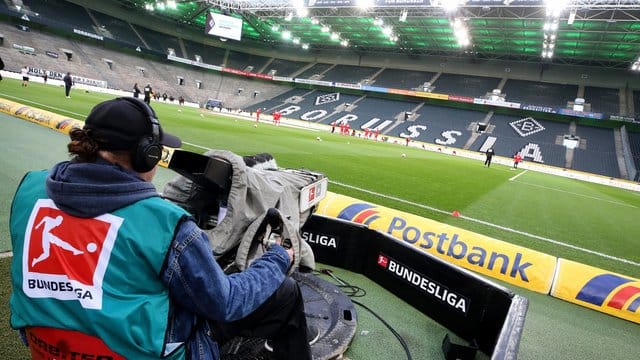 Darf sich die Fußball-Bundesliga mitten in der Coronavirus-Pandemie eine Sonderrolle genehmigen und die Saison fortsetzen?. Darf sich die Fußball-Bundesliga mitten in der Coronavirus-Pandemie eine Sonderrolle genehmigen und die Saison fortsetzen?.